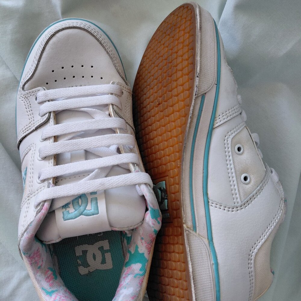 Women's Athletic shoes size 8L